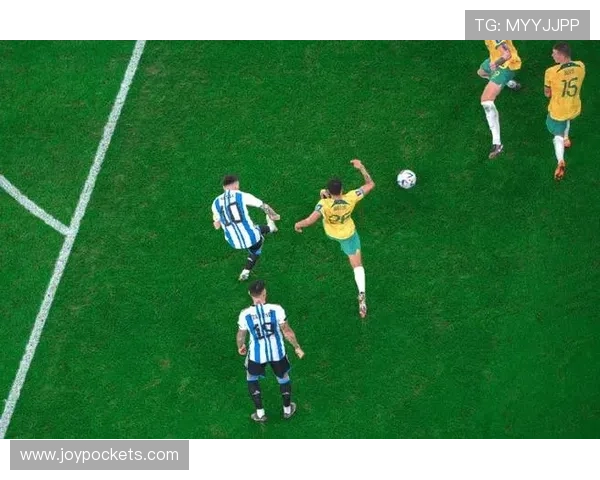 西罗连晃三人低射破门神似梅西 西罗连晃三人低射破门神似梅西